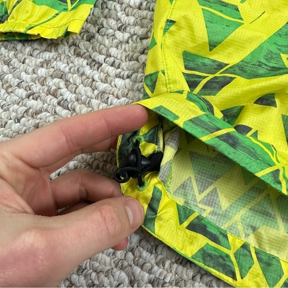 Asics Running Jacket Zip Up Windbreaker Green Yellow Geometric Size Small - Picture 5 of 8